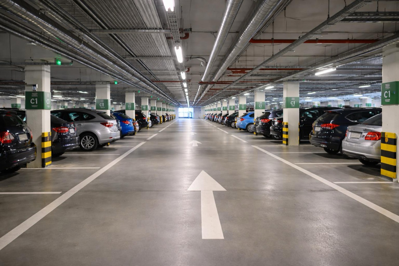 Seltene Investmentopportunität – großvolumige Hochgarage mit stabilem Cashflow und Entwicklungspotenzial