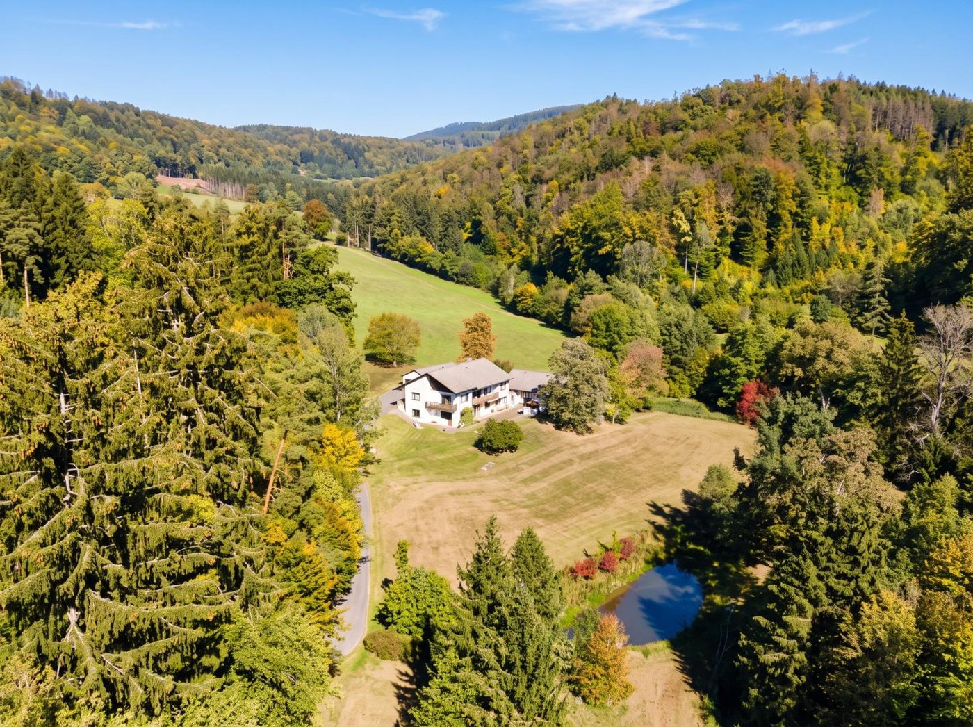 Herrschaftliche Landhausvilla in absoluter Alleinlage – 14.500 m² Natur, 2 Fischteiche, Hallenbad